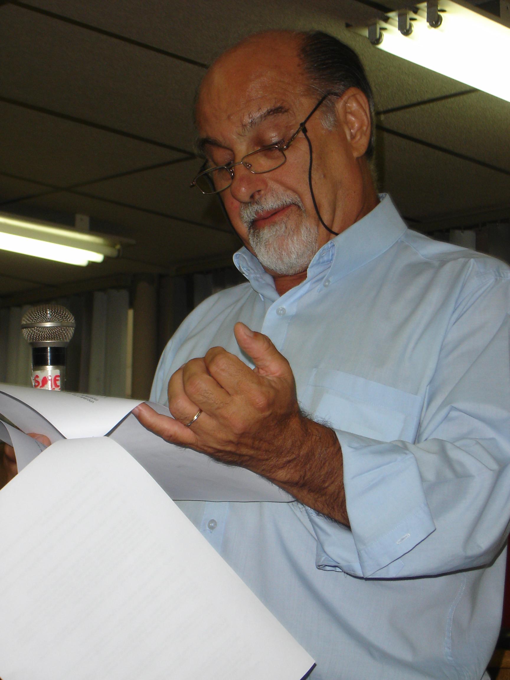 Foto: Prof. Ismar de Oliveira recebe prêmio de educador do ano