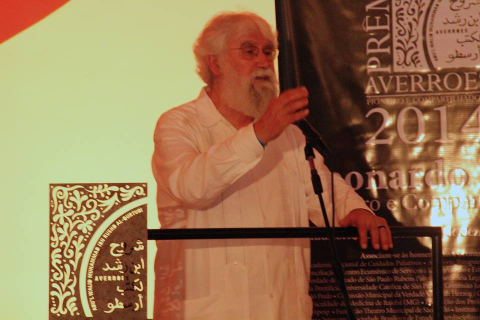 Foto: Leonardo Boff recebe o Prêmio Averroes 2014 em evento realizado no Auditório Ibirapuera 