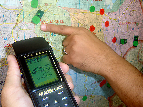 Foto: Engenheiros em campo para checar coordenadas das novas rádios comunitárias