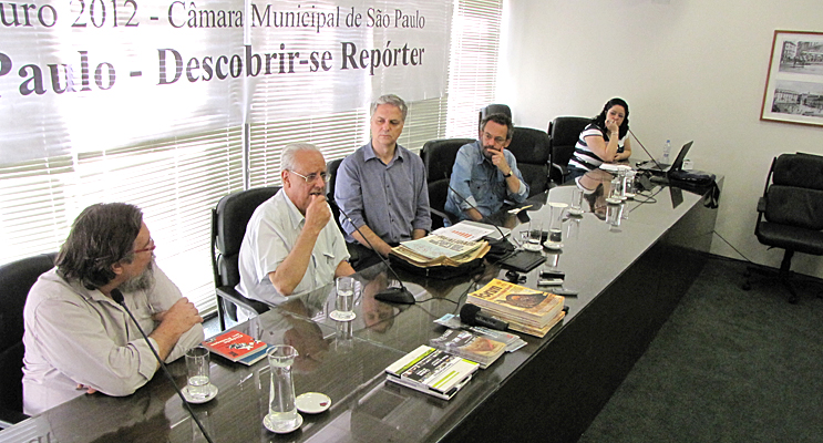 Foto: Estudantes entrevistam o assessor sindical João Guilherme Vargas Netto em conferência sobre Trabalho 