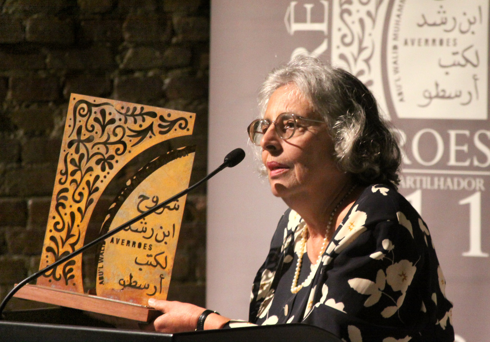 Foto: Ecléa Bosi é homenageada com o Troféu Averroes por seu trabalho pioneiro na Universidade Aberta à Terceira Idade   