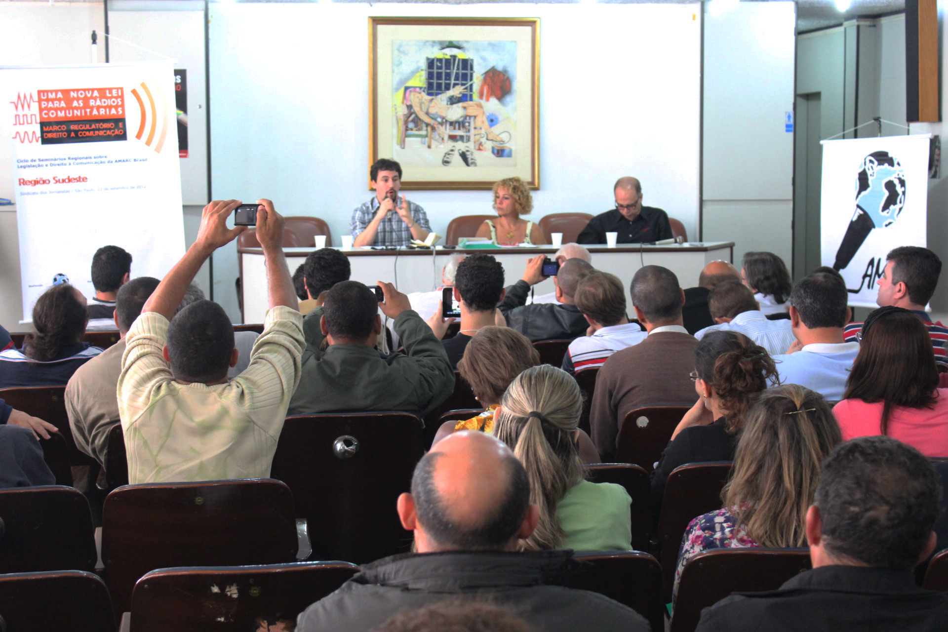 Foto: Seminário reúne rádios comunitárias para discutir nova legislação