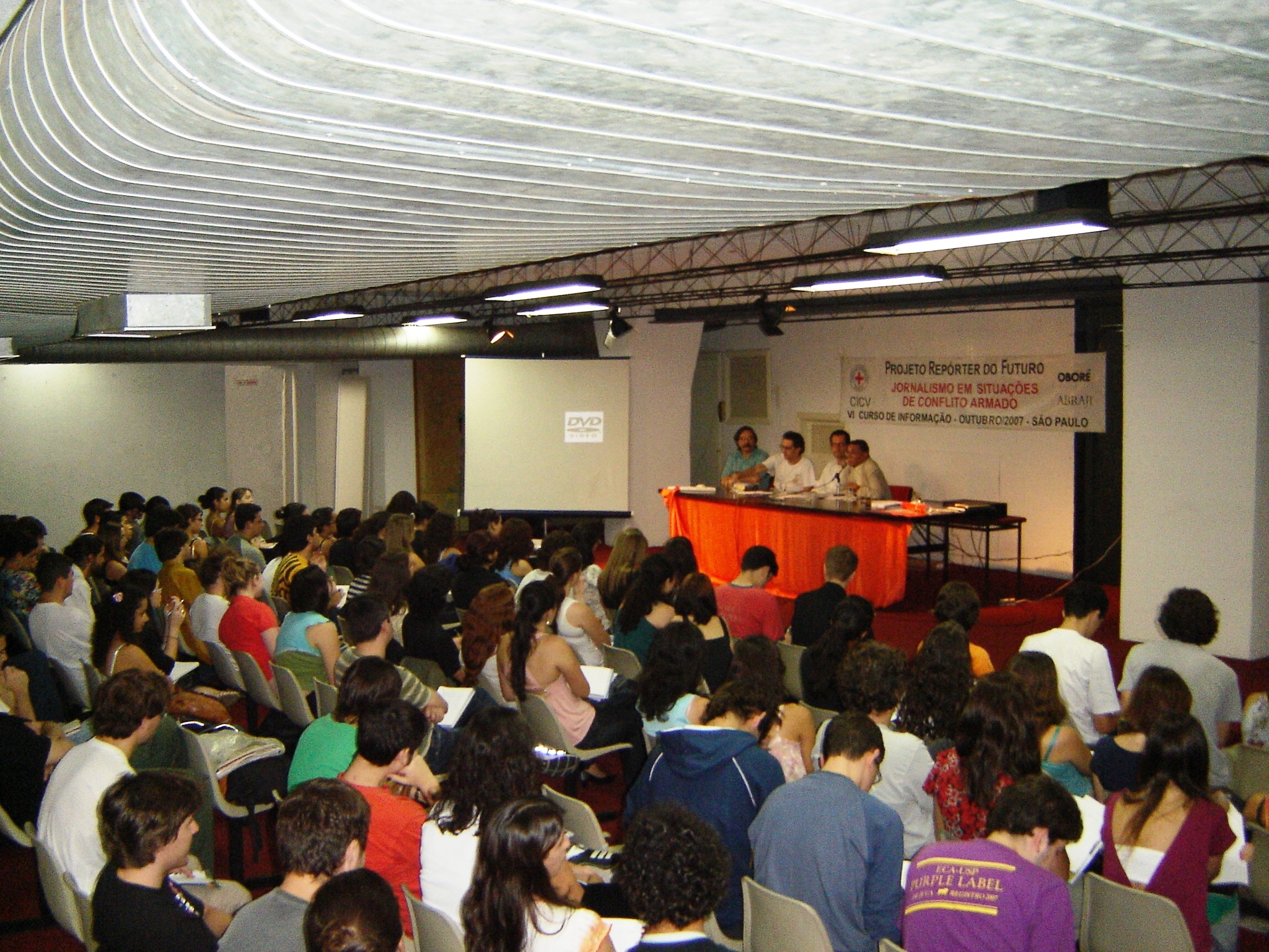 Foto: Estudantes de jornalismo acompanham lançamento de <i>América Minada</i> 
