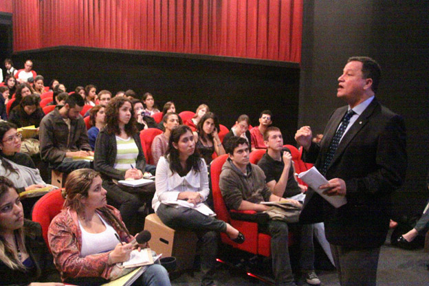 Foto: Estudantes participam de encontro de seleção do módulo sobre conflitos armados.