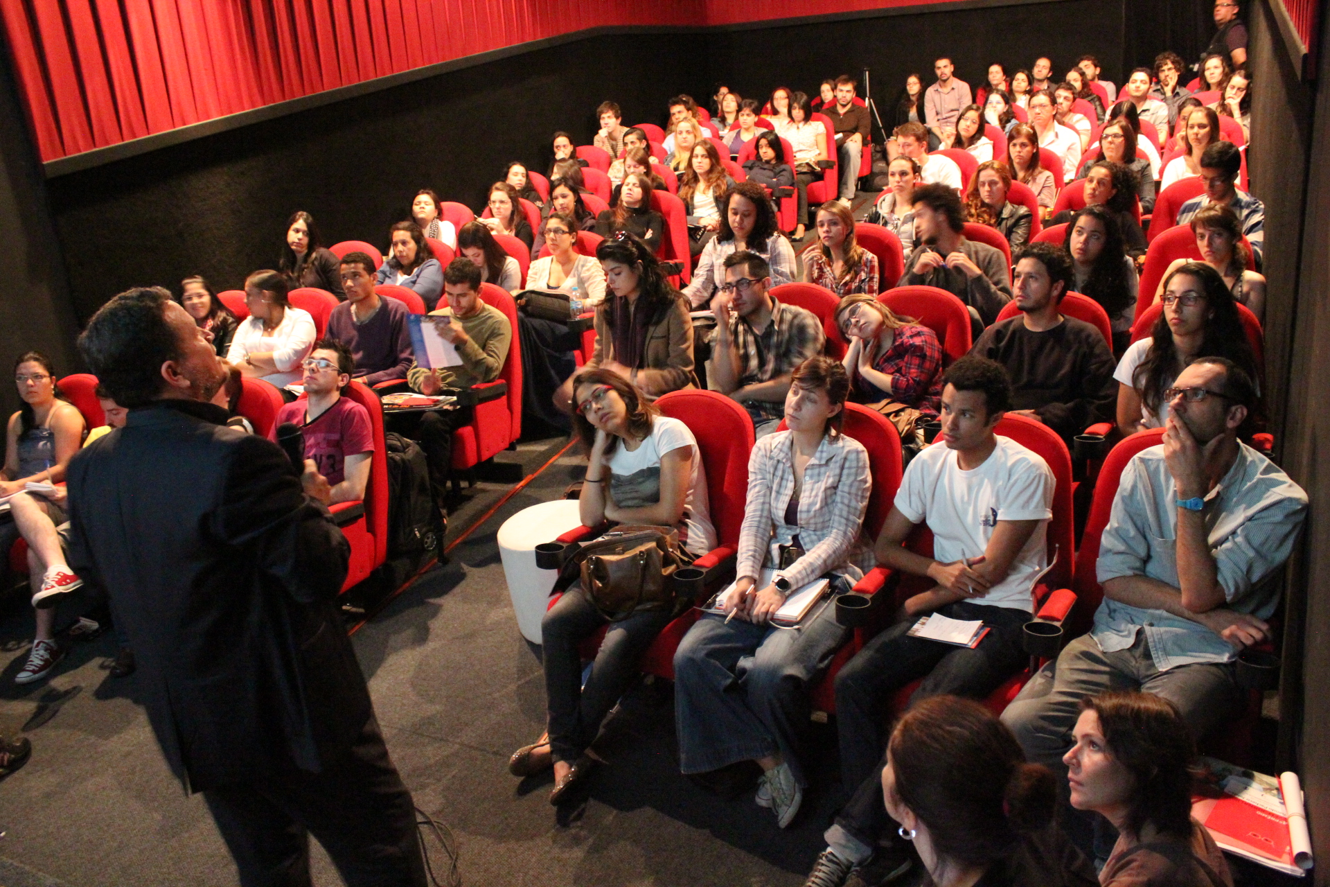 Foto: Estudantes de 21 faculdades lotam a Matilha Cultural no Encontro de Seleção para o módulo Conflitos Armados, do Repórter do Futuro
